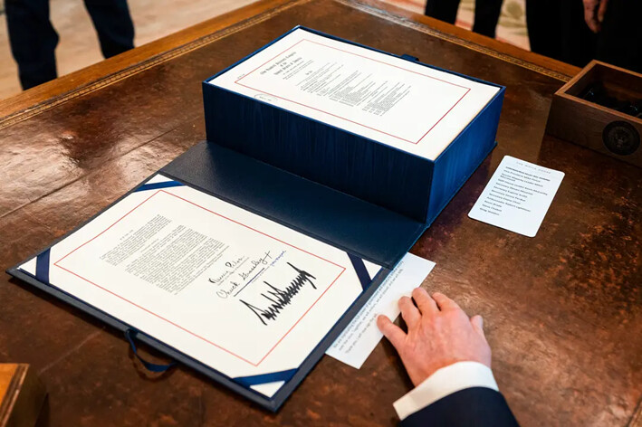 La firma del presidente Donald Trump en un proyecto de ley. Trump ha dicho que la Ley de Control de Embargos de 1974 es inconstitucional porque vulnera la capacidad del presidente para ejecutar la ley. (Shealah Craighead/Foto oficial de la Casa Blanca)