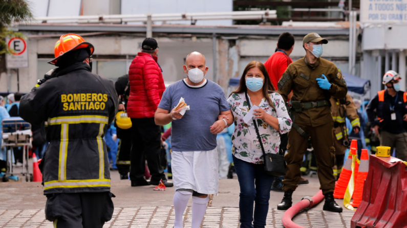 Un paciente es evacuado del Hospital San Borja luego de que se produjera un incendio en Santiago (Chile), el 30 de enero de 2021. (Javier Torres/AFP vía Getty Images)