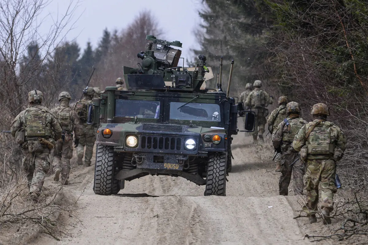 Soldados estadounidenses asignados a la 82ª Aerotransportada participan en un simulacro fuera de la base de operaciones en el aeropuerto de Arlamow en Wola Korzeniecka, Polonia, el 7 de marzo de 2022. (Omar Marques/Getty Images)