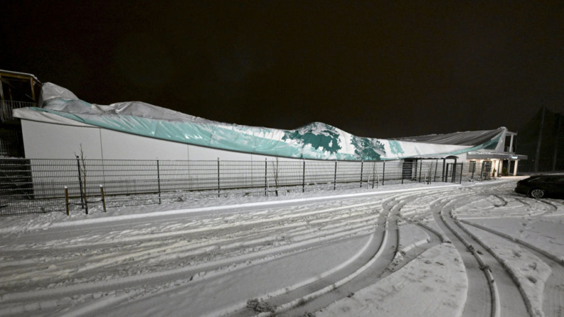 En la foto se muestra un pabellón de deportes derrumbado después de derrumbarse bajo el peso de la nieve húmeda en Espoo, Finlandia, el 20 de noviembre de 2024, durante la tormenta Jari. (Vesa Moilanen/Lehtikuva/AFP vía Getty Images)