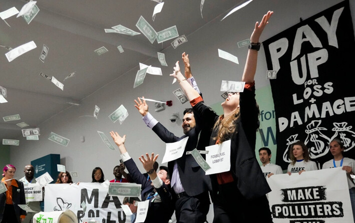 Activistas participan en una manifestación a favor de la financiación climática en la Cumbre del Clima de la ONU COP29, en Bakú, Azerbaiyán, el 21 de noviembre de 2024. (Sergei Grits/AP Photo)