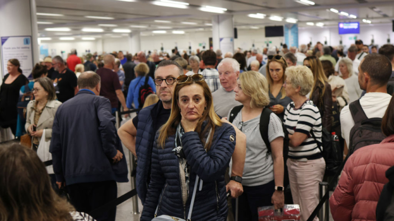 Los pasajeros hacen cola en el aeropuerto de Gatwick el 27 de mayo de 2023 en Crawley, Inglaterra. (Dan Kitwood/Getty Images)