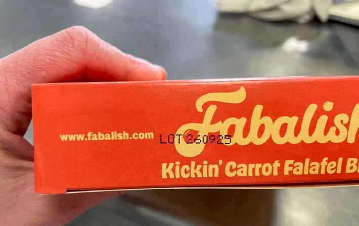 El lateral de una caja de los bocaditos de falafel Kickin' Carrot, de Fabalish, retirados del mercado, en una foto sin fecha. (Cortesía de la FDA)