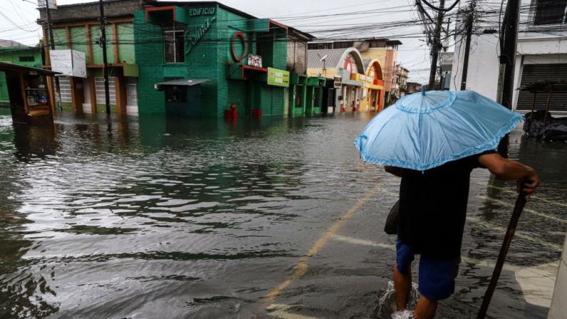 Un hombre camina por una calle inundada durante el paso de la tormenta tropical Sara en La Ceiba, Honduras, el 15 de noviembre de 2024. (Esau Ocampo/AFP vía Getty Images)