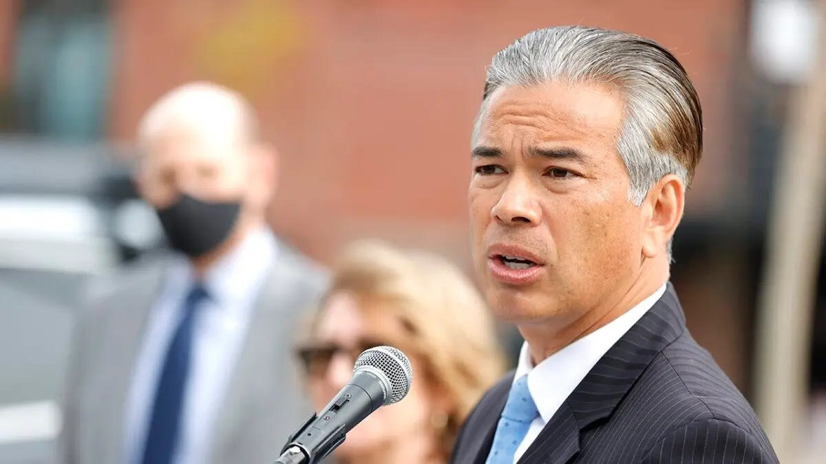 El fiscal general de California, Rob Bonta, habla durante una conferencia de prensa frente a una instalación de distribución de Amazon en San Francisco el 15 de noviembre de 2021. (Justin Sullivan/Getty Images)