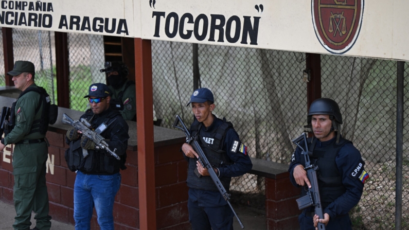 Miembros de la Policía Nacional Bolivariana montan guardia en la prisión de Tocorón que utilizaba como base para sus operacione delictivas internacionales. Tocorón, estado de Aragua, Venezuela, el 23 de septiembre de 2023. (YURI CORTEZ/AFP vía Getty Images)