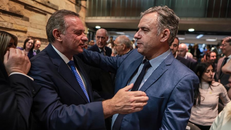 Fotografía de archivo del 11 de noviembre de 2024 de los candidatos a la presidencia de Uruguay, Álvaro Delgado (i) y Yamandú Orsi (d), durante el 86 aniversario de La Noche de los Cristales Rotos, en Montevideo (Uruguay). EFE/Gastón Britos/Archivo