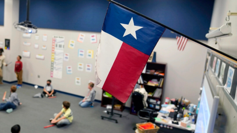 Una bandera de Texas se muestra en una escuela primaria en Murphy, Texas, el 3 de diciembre de 2020. (LM Otero/Foto AP)