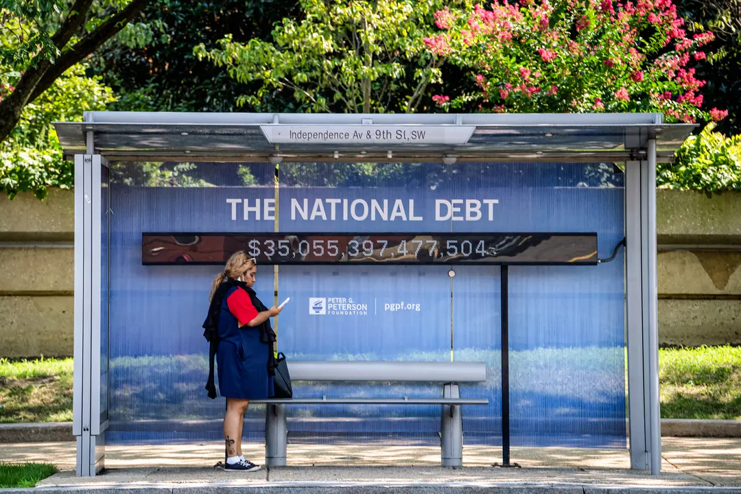 El reloj de la deuda nacional en una estación de autobuses de Washington el 6 de agosto de 2024. (Madalina Vasiliu/The Epoch Times)