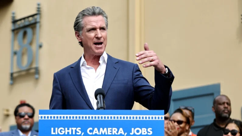 El gobernador de California, Gavin Newsom, habla durante una conferencia de prensa en Raleigh Studios para presentar una gran expansión del Programa de Créditos Fiscales para el Cine y la Televisión de California en Los Ángeles, el 27 de octubre de 2024. (Mario Tama/Getty Images)