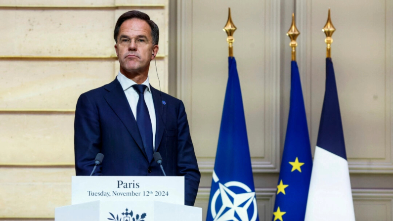 El secretario general de la OTAN, Mark Rutte, pronuncia su discurso durante una reunión con el presidente francés, Emmanuel Macron, en el Palacio del Elíseo, en París, Francia, el 12 de noviembre de 2024. (Manon Cruz/ Pool Photo vía AP)