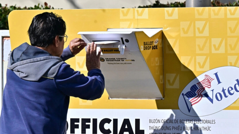 Un hombre deposita su boleta en una urna en el Registro del Condado de Orange en Santa Ana, California, el 5 de marzo de 2024. (Frederic J. Brown/AFP vía Getty Images)