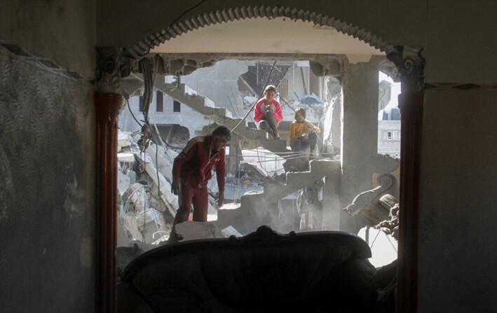 Un hombre inspecciona una casa alcanzada por un ataque israelí, en medio del conflicto en curso entre Israel y Hamás, en la ciudad de Gaza, el 21 de noviembre de 2024. (Mahmoud Issa/Reuters)