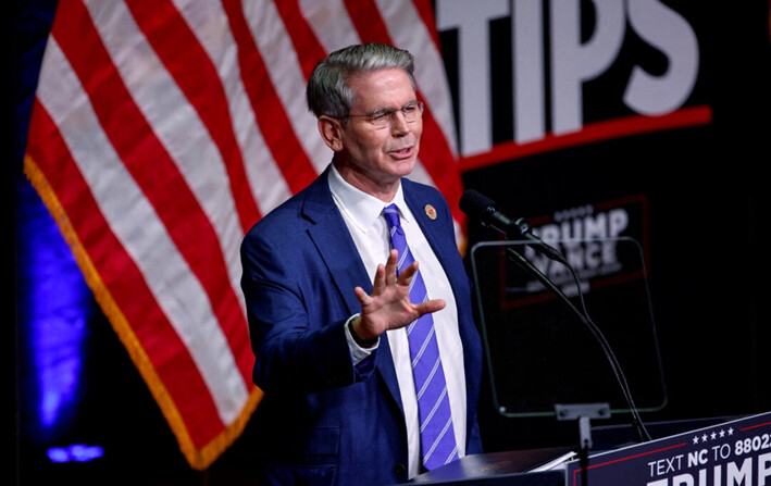 El fundador de Key Square Group, Scott Bessent, habla en un evento de campaña del candidato presidencial republicano y expresidente Donald Trump en Asheville, Carolina del Norte, el 14 de agosto de 2024. (Jonathan Drake/Reuters)