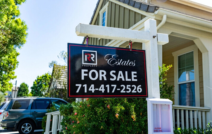 Casas con avisos de venta en Irvine, California, el 21 de septiembre de 2020. (John Fredricks/The Epoch Times)