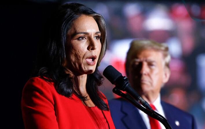 La excongresista Tulsi Gabbard habla mientras el expresidente Donald Trump la escucha en un mitin de campaña en el Greensboro Coliseum, en Greensboro, Carolina del Norte, el 22 de octubre de 2024. (Anna Moneymaker/Getty Images)