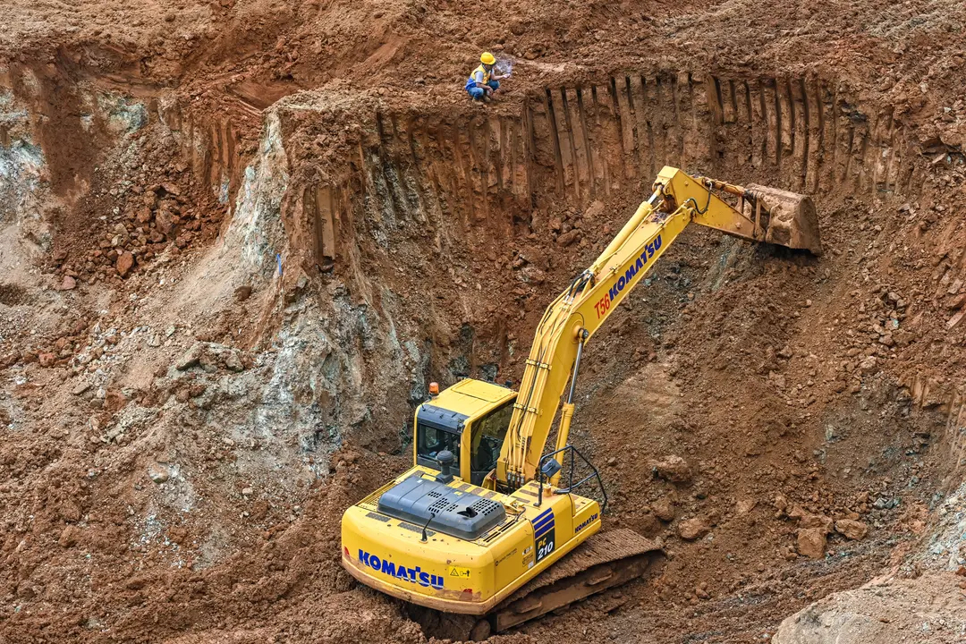 Trabajadores utilizan excavadoras durante una exploración en busca de mineral de níquel, un componente fundamental utilizado en las baterías de los vehículos eléctricos, en la isla de Wawonii, en el sureste de Sulawesi (Indonesia). (Adek Berry/AFP vía Getty Images)