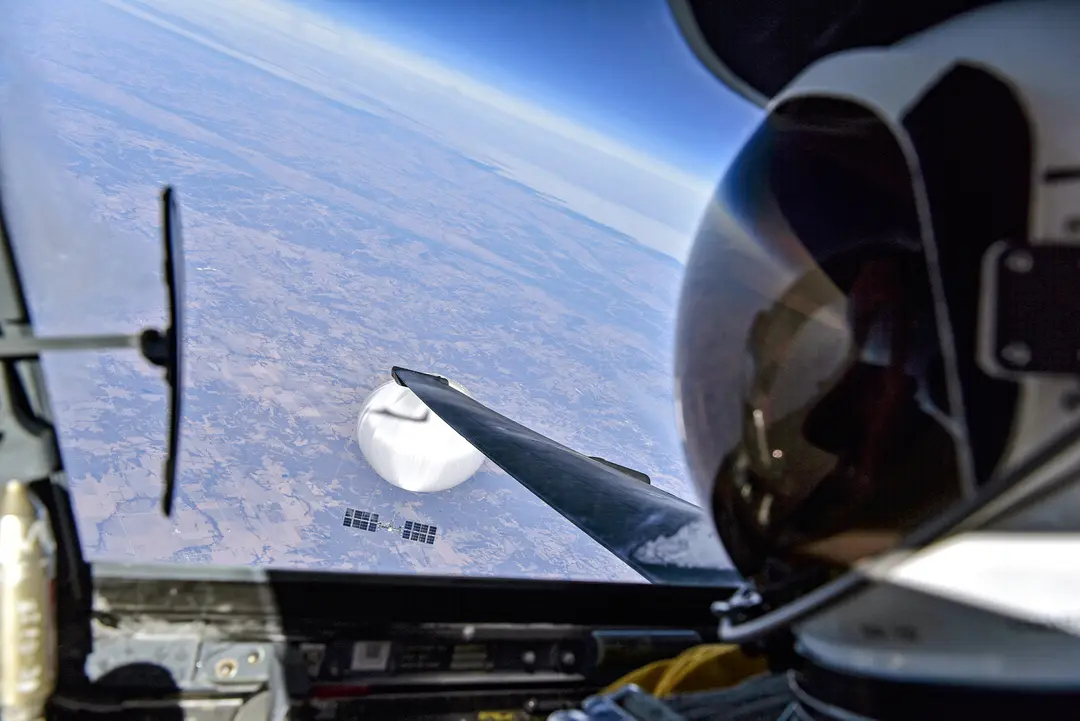 Un piloto del U-2 de las Fuerzas Aéreas estadounidenses observa un presunto globo de vigilancia chino mientras sobrevuela Estados Unidos el 3 de febrero de 2023. (Departamento de Defensa de EE. UU. vía Getty Images)