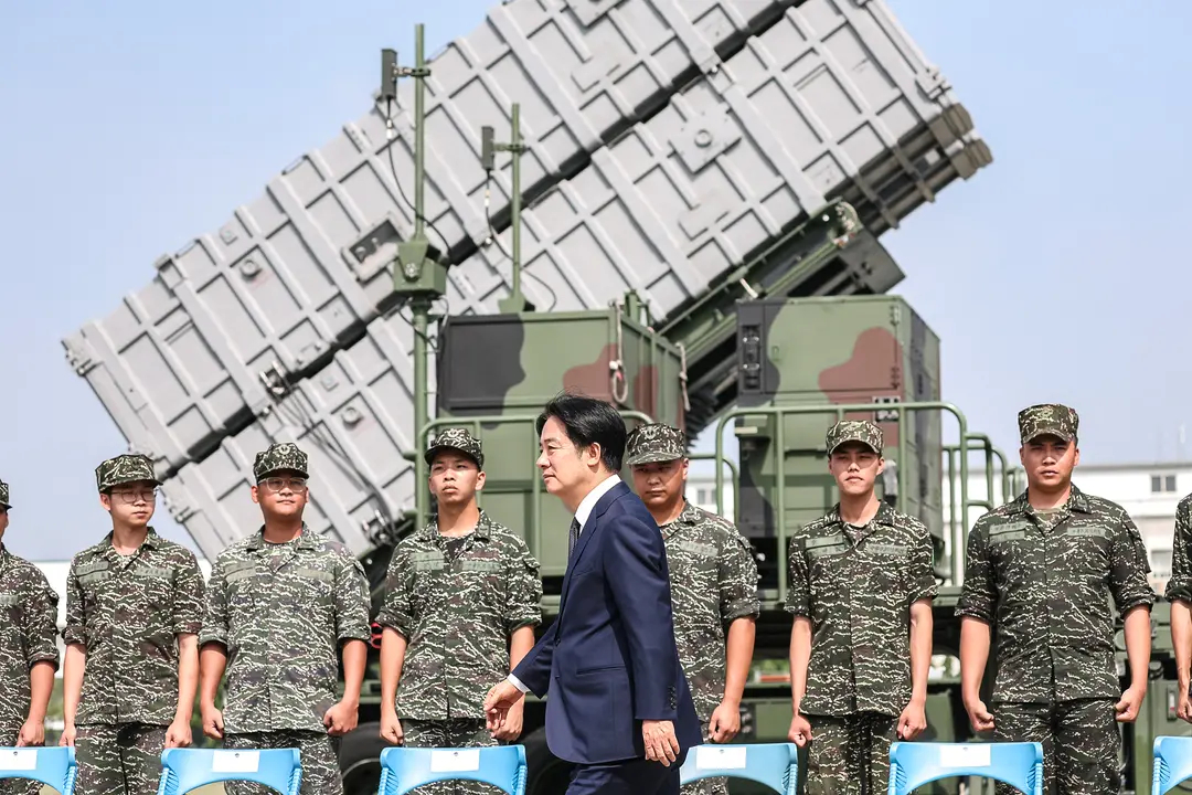 El presidente de Taiwán, Lai Ching-te, camina junto a los soldados en una base naval tras los ejercicios militares chinos en Taoyuan el 18 de octubre de 2024. (I-Hwa Cheng/AFP vía Getty Images)