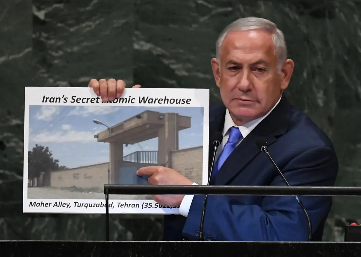 El primer ministro israelí, Benjamin Netanyahu, señala un sitio nuclear secreto iraní en Turquzabad durante un discurso en las Naciones Unidas en Nueva York, el 27 de septiembre de 2018. (Timothy A. Clary/AFP vía Getty Images)