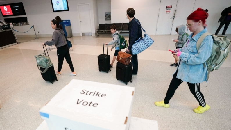 Pasajeros pasan por delante de una urna sindical en el Aeropuerto Internacional Charlotte Douglas, en Charlotte, Carolina del Norte, el 22 de noviembre de 2024. (Erik Verduzco/Foto AP)