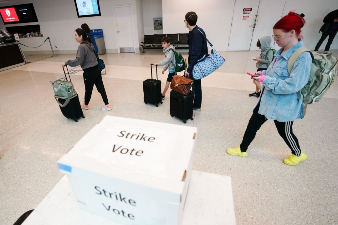 Empleados del aeropuerto de Charlotte se declaran en huelga al comenzar los viajes de Acción de Gracias