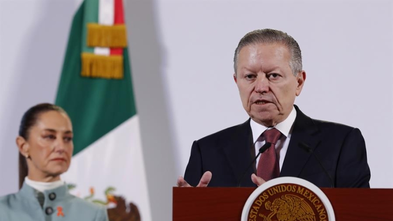 El coordinador general de Política y Gobierno Arturo Zaldívar, participa durante una rueda de prensa el 25 de noviembre de 2025, en Palacio Nacional en Ciudad de México (México). EFE/ Mario Guzmán