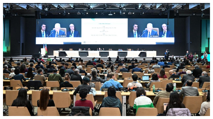 El presidente de la COP29, Mukhtar Babayev, habla en la primera sesión plenaria de clausura de la Conferencia sobre el Clima COP29 en Bakú el 23 de noviembre de 2024. (Stringer / AFP vía Getty Images)