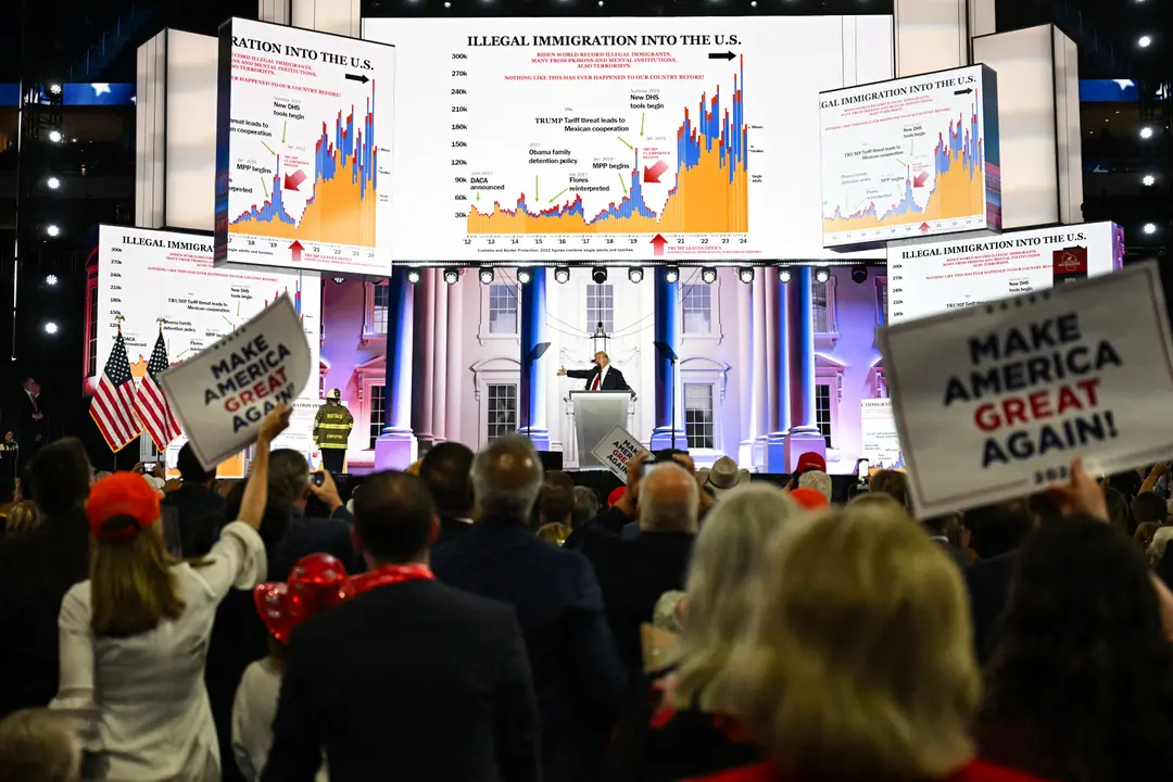 El candidato presidencial republicano, el expresidente Donald Trump, muestra un gráfico mientras habla sobre la inmigración ilegal, en la Convención Nacional Republicana de 2024 en Milwaukee, el 18 de julio de 2024. (Jim Watson/AFP vía Getty Images)