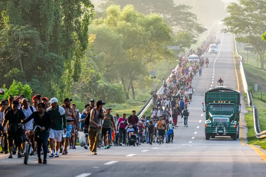 Migrantes, que se dirigen hacia Estados Unidos, caminan por la carretera en Huixtla, México, el 7 de noviembre de 2024. (Moises Castillo/AP Photo)