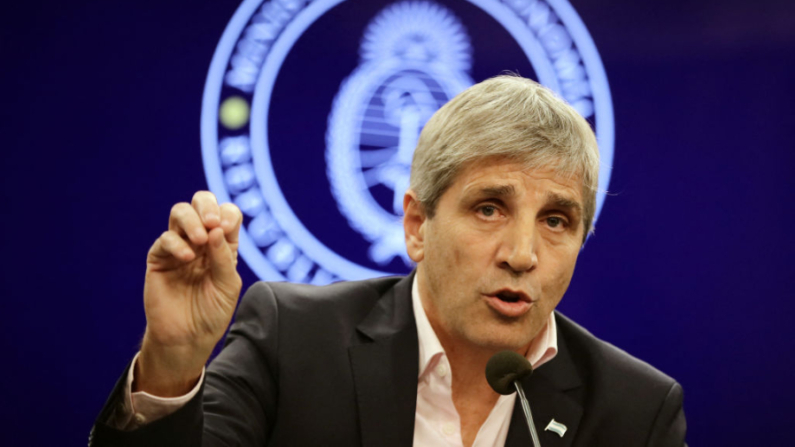 El ministro de Economía de Argentina, Luis Caputo, habló durante una conferencia de prensa en las oficinas del Ministerio de Economía en Buenos Aires (Argentina) el 28 de junio de 2024. (Emiliano Lasalvia/AFP vía Getty Images)