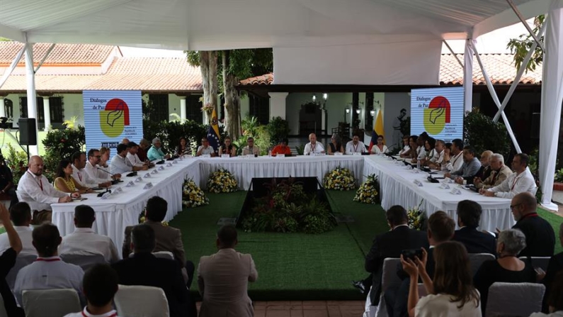 Fotografía de archivo del acto de inicio del cuarto ciclo de negociaciones entre el Gobierno colombiano y el Ejército de Liberación Nacional (ELN), en Caracas (Venezuela). EFE/ Miguel Gutierrez