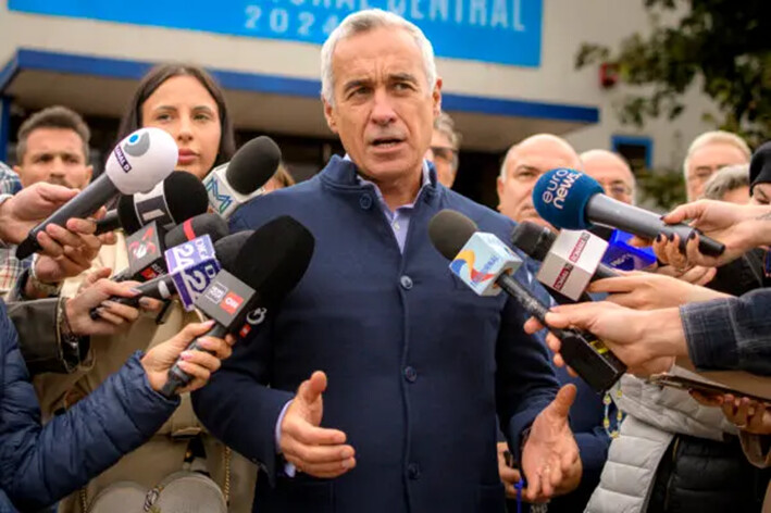 Calin Georgescu habla con periodistas después de registrar su candidatura para las elecciones presidenciales del país, en Bucarest, Rumania, el 1 de octubre de 2024. (Alexandru Dobre/AP Photo)