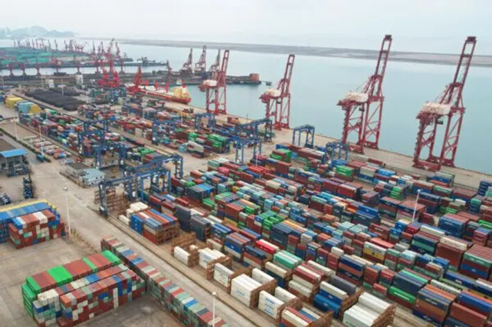 Esta fotografía aérea muestra contenedores de carga apilados en un puerto de Lianyungang, en la provincia oriental china de Jiangsu, el 9 de mayo de 2022. (AFP vía Getty Images)