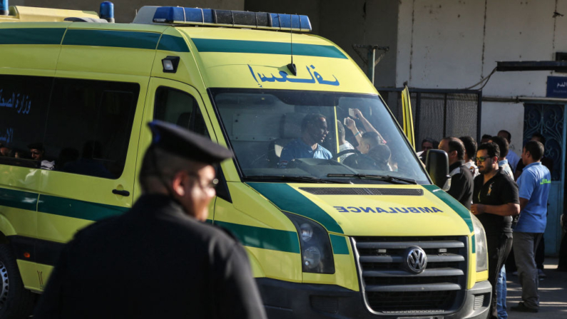 Una ambulancia se ve en un suburbio al norte de El Cairo (Egipto), en una imagen de archivo. (Mohamed El-Raai/AFP vía Getty Images)