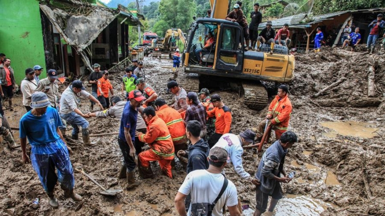 Los rescatistas transportan el cuerpo de una víctima de un deslizamiento de tierra en la aldea de Semangat Gunung en Karo, provincia de Sumatra del Norte, Indonesia, el 25 de noviembre de 2024. EFE/EPA/Albert Ivan Damanik