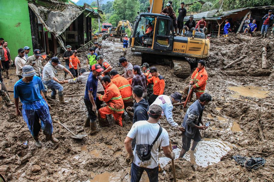 Al menos 16 muertos y siete desaparecidos por un corrimiento de tierra en Indonesia