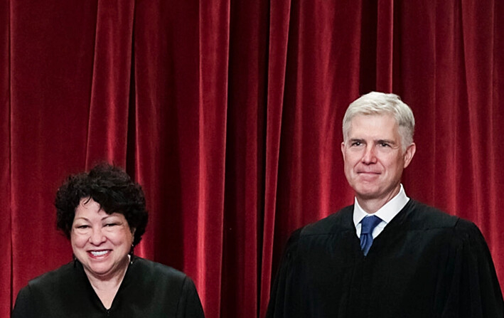 Los jueces asociados Sonia Sotomayor y Neil Gorsuch en la Sala de Conferencias Este de la Corte Suprema, en Washington, el 1 de junio de 2017. (Alex Wong/Getty Images)