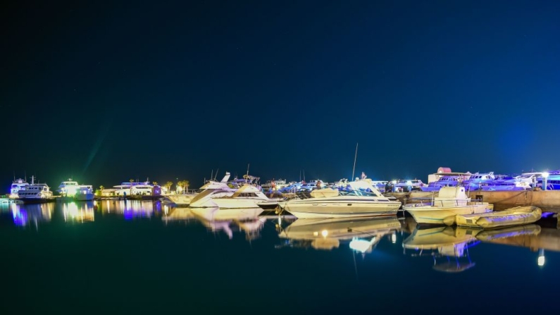 Yates amarrados en el puerto deportivo de la ciudad turística de Hurghada, en el Mar Rojo de Egipto, el 24 de agosto de 2018. (AFP vía Getty Images)