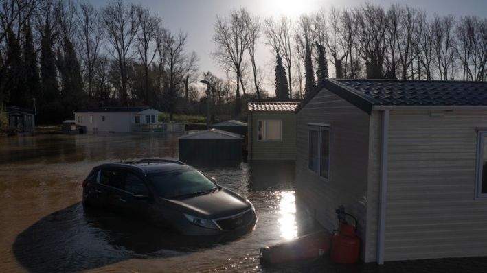 Padre que no sabe nadar salva a su hijo de 11 meses de un coche varado en inundación