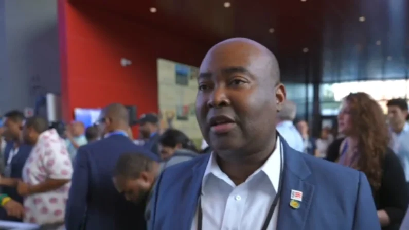 Jaime Harrison, presidente del Comité Nacional Demócrata, comparte con Kelly Wright, de NTD, por qué apoya a la vicepresidenta Kamala Harris para la presidencia. (The Epoch Times)