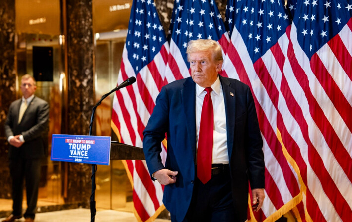 El expresidente Donald J. Trump se marcha tras hablar en la Torre Trump de la ciudad de Nueva York, el 26 de septiembre de 2024. (Samira Bouaou/The Epoch Times)