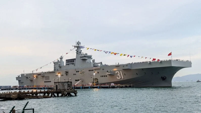 El buque de asalto anfibio Hainan está atracado en el China Merchants Wharf de Hong Kong el 24 de noviembre de 2024. (Holmes Chan/AFP vía Getty Images)