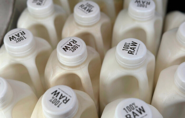 Botellas de leche cruda de Raw Farm de Fresno, California, se exhiben para la venta en una tienda en Temecula, California, el 8 de mayo de 2024. (JoNel Aleccia/Foto AP). 
