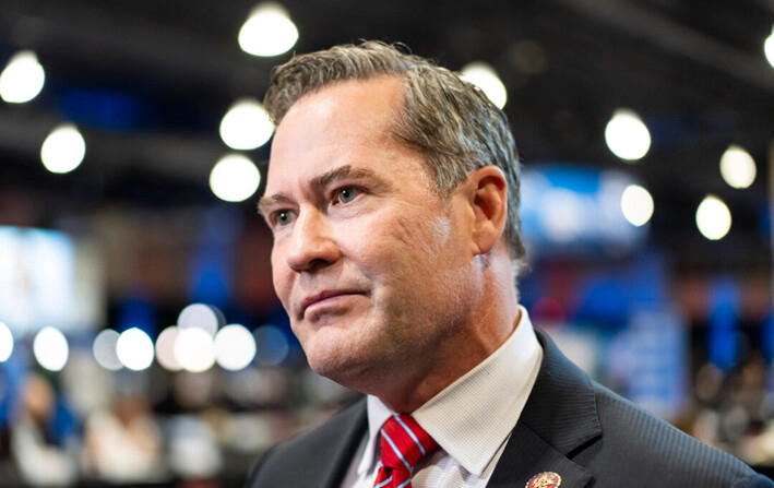 El representante Michael Waltz (R-Fla.) habla con periodistas en el centro de presentación de informes de medios y en la sala de prensa del Centro de Convenciones de Pensilvania antes del debate presidencial entre el candidato republicano, el expresidente Donald J. Trump, y la candidata demócrata, la vicepresidenta Kamala Harris, en Filadelfia, Pensilvania, el 10 de septiembre de 2024. (Madalina Vasiliu/The Epoch Times)