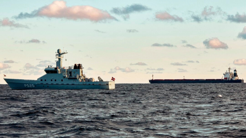 El buque chino, el granelero Yi Peng 3 (dcha.), anclado y vigilado por una patrullera naval danesa en el mar de Kattegat, frente a la costa de Dinamarca, el 20 de noviembre de 2024. (Mikkel Berg Pedersen/Ritzau Scanpix/AFP vía Getty Images)