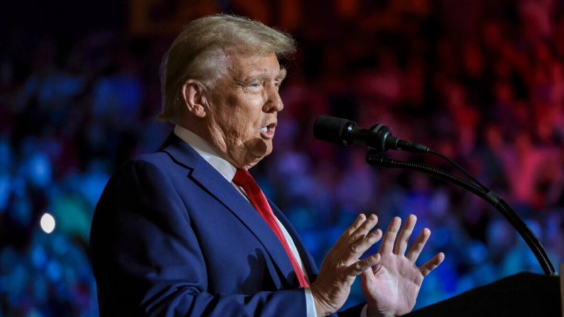 El expresidente Donald Trump habla durante un mitin de campaña en el Williams Arena del Minges Coliseum de Greenville, Carolina del Norte, el 21 de octubre de 2024. (Win McNamee/Getty Images)