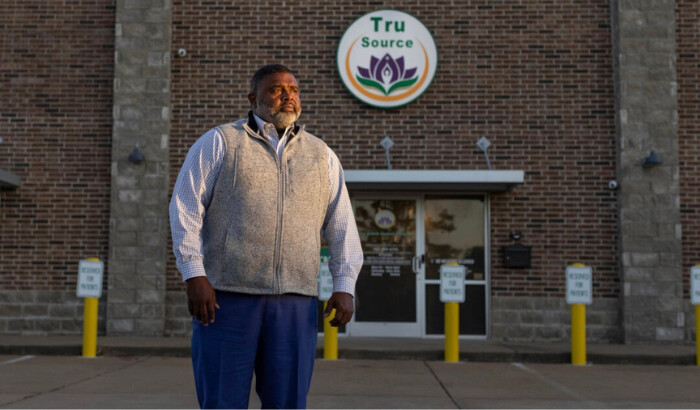 Clarence Cocroft, que abrió Tru Source Medical Cannabis en Olive Branch, Mississippi, en una foto de archivo. (Instituto de Justicia vía AP)