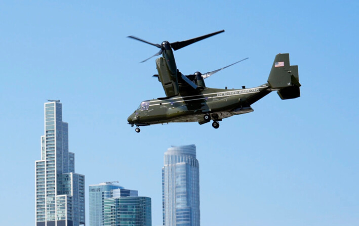 El Marine Two, un avión de rotor basculante Osprey, con la vicepresidenta Kamala Harris y el segundo caballero Doug Emhoff a bordo, despega del Soldier Field, en Chicago, el 23 de agosto de 2024. (Jacquelyn Martin/AP Photo)