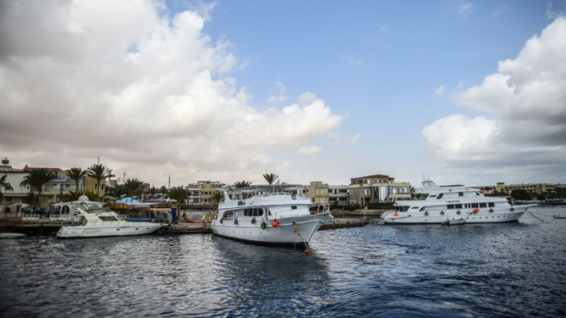 Una fotografía tomada el 4 de abril de 2010 muestra yates amarrados en el puerto deportivo del centro turístico de Hurghada, en el Mar Rojo de Egipto. (Mohamed el-Shahed/AFP vía Getty Images)